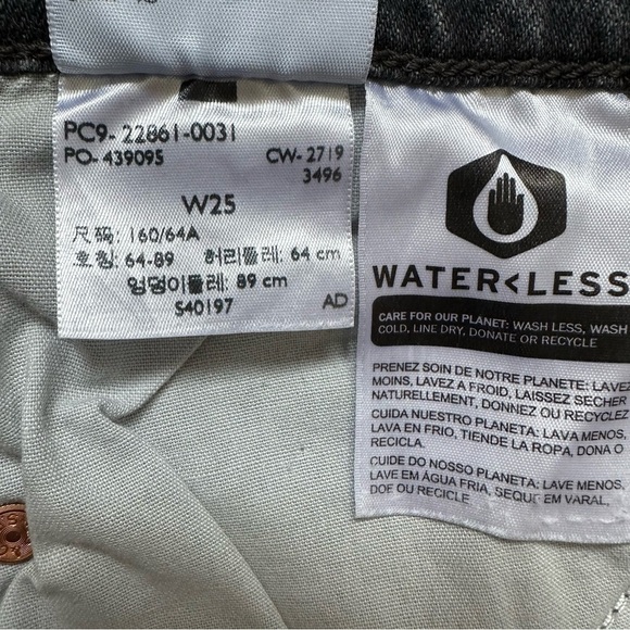 REVOLVE Levi's Wedgie Icon Fit Jeans in Bite My Dust Wash Grey Denim - Size 25 - Picture 7 of 16